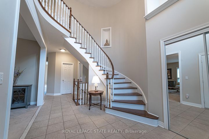 Photo 3 at 120 Sundial Crescent, Dundas, Hamilton
