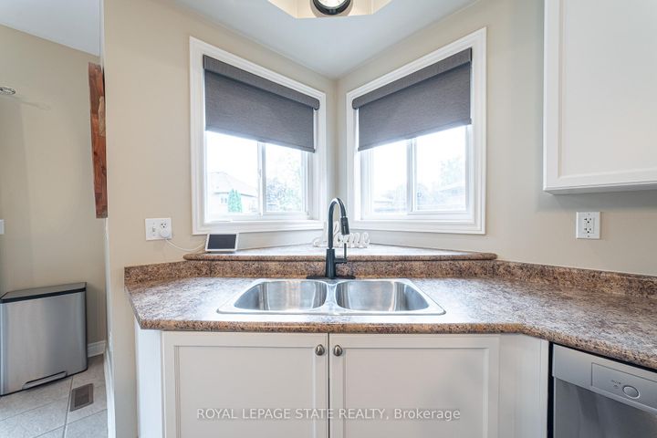 Photo 16 at 120 Sundial Crescent, Dundas, Hamilton