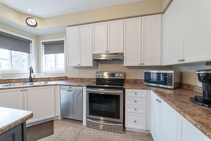 Photo 17 at 120 Sundial Crescent, Dundas, Hamilton