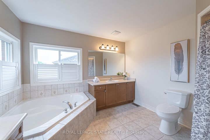 Photo 30 at 120 Sundial Crescent, Dundas, Hamilton