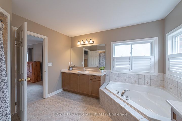 Photo 31 at 120 Sundial Crescent, Dundas, Hamilton