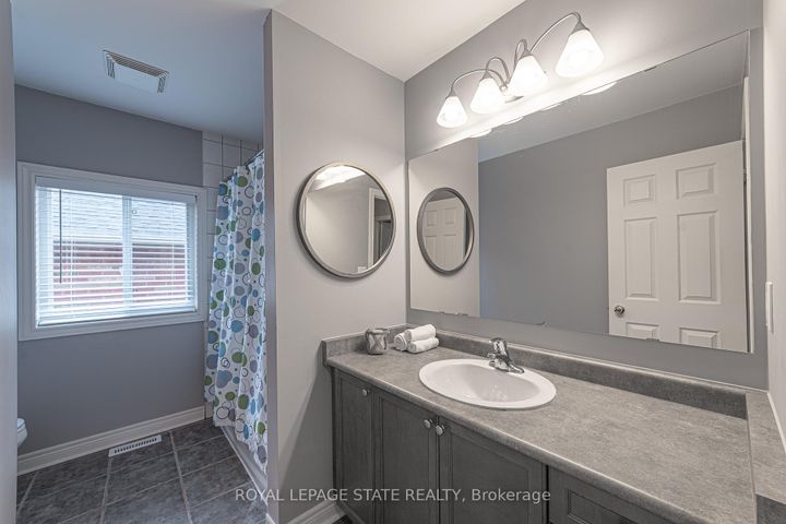 Photo 32 at 120 Sundial Crescent, Dundas, Hamilton