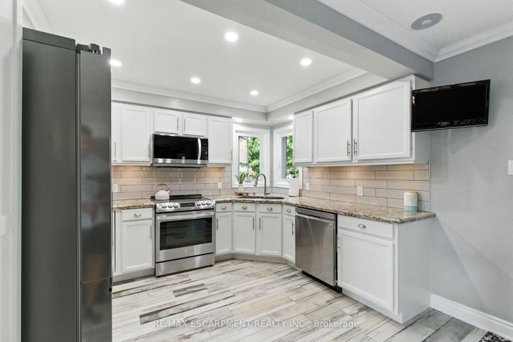 Photo 13 at 36 Pinecreek Road, Waterdown, Hamilton