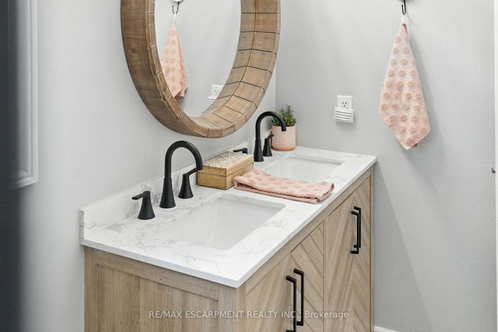 Photo 26 at 36 Pinecreek Road, Waterdown, Hamilton