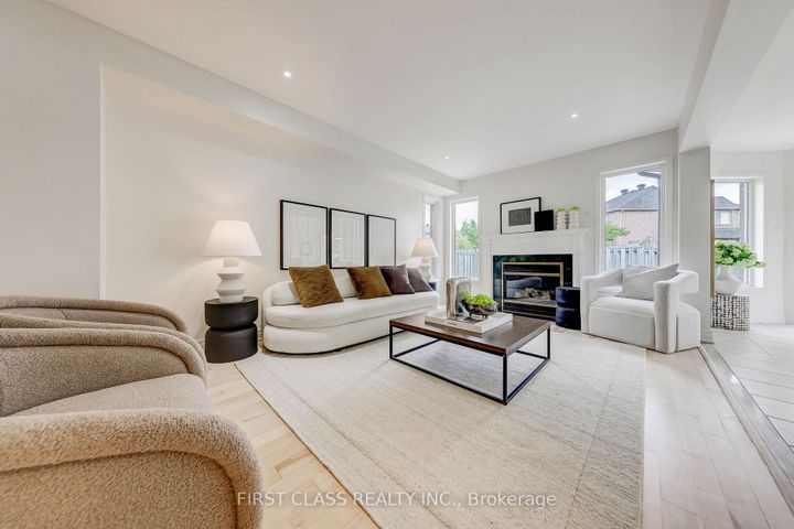 Photo 9 at 47 Lauraview Crescent, Berczy, Markham