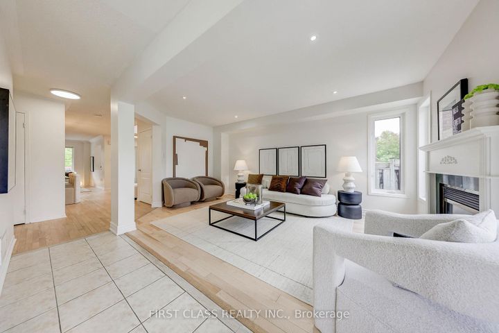 Photo 10 at 47 Lauraview Crescent, Berczy, Markham