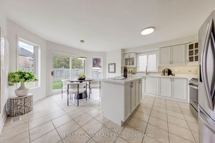Photo 11 at 47 Lauraview Crescent, Berczy, Markham