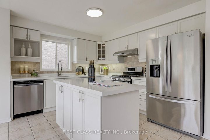 Photo 12 at 47 Lauraview Crescent, Berczy, Markham