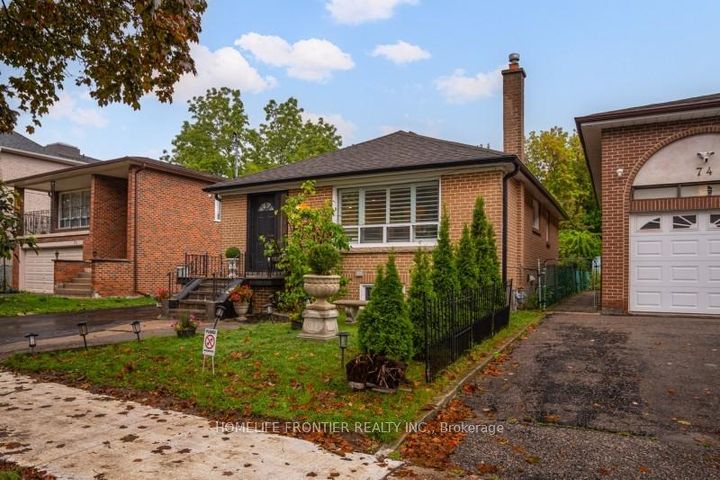 Photo 2 at 72 Newton Drive, Newtonbrook East, Toronto