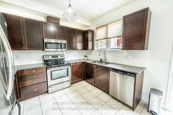 Photo 7 at 34 Rockbrook Trail, Northwest Brampton, Brampton