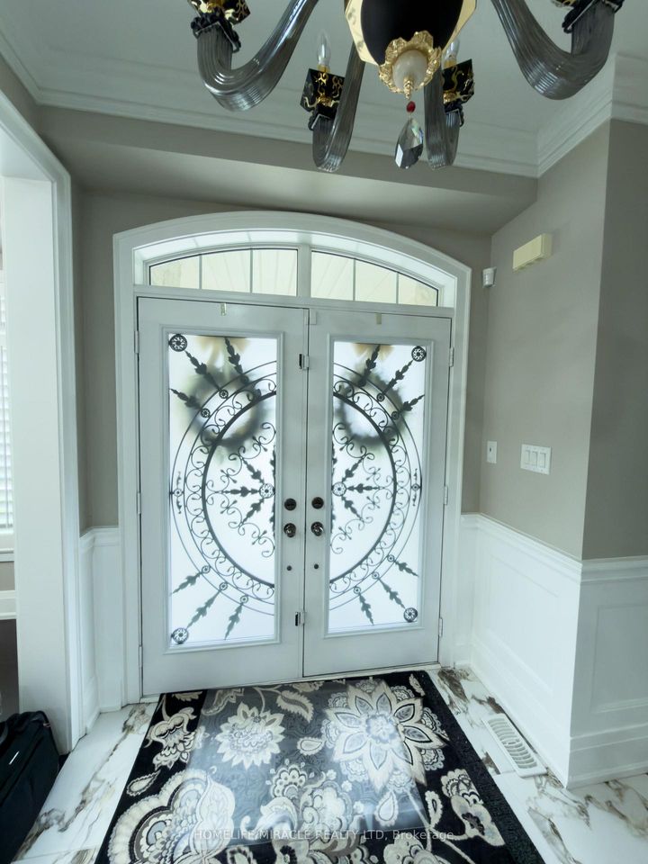 Photo 2 at 404 Queen Mary Drive, Northwest Brampton, Brampton