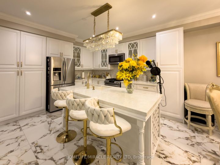 Photo 10 at 404 Queen Mary Drive, Northwest Brampton, Brampton