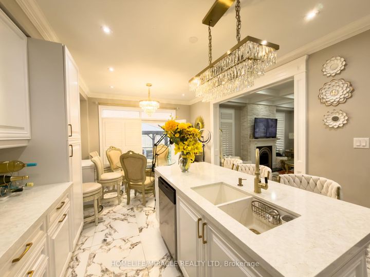 Photo 11 at 404 Queen Mary Drive, Northwest Brampton, Brampton