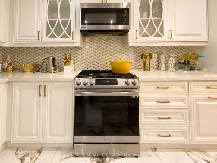 Photo 13 at 404 Queen Mary Drive, Northwest Brampton, Brampton