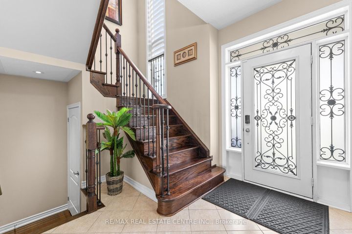 Photo 5 at 4 Junetown Circle, Credit Valley, Brampton