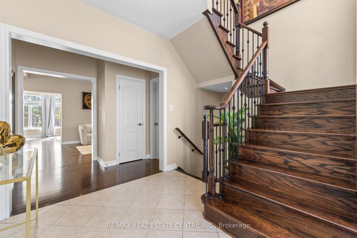 Photo 6 at 4 Junetown Circle, Credit Valley, Brampton