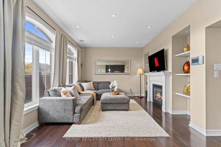 Photo 12 at 4 Junetown Circle, Credit Valley, Brampton