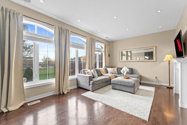 Photo 13 at 4 Junetown Circle, Credit Valley, Brampton