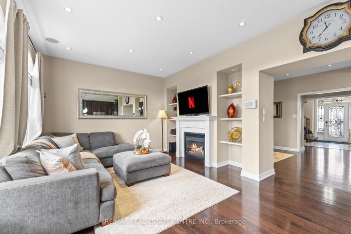 Photo 14 at 4 Junetown Circle, Credit Valley, Brampton