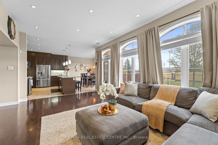 Photo 15 at 4 Junetown Circle, Credit Valley, Brampton