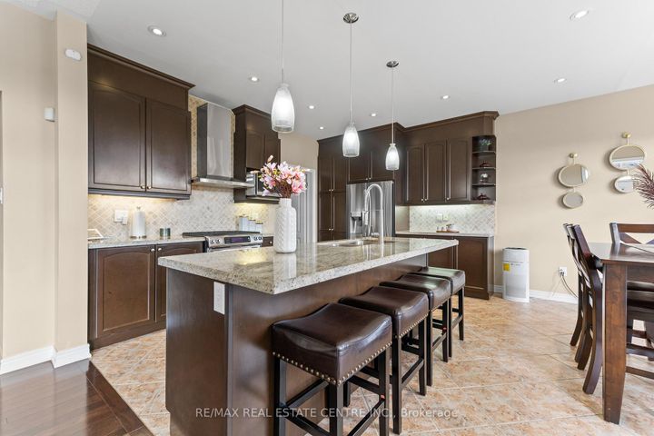 Photo 16 at 4 Junetown Circle, Credit Valley, Brampton