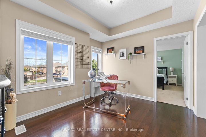 Photo 23 at 4 Junetown Circle, Credit Valley, Brampton