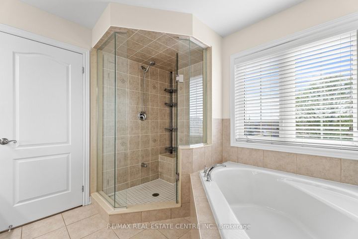 Photo 30 at 4 Junetown Circle, Credit Valley, Brampton