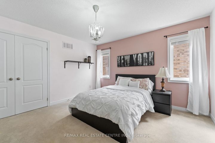 Photo 32 at 4 Junetown Circle, Credit Valley, Brampton