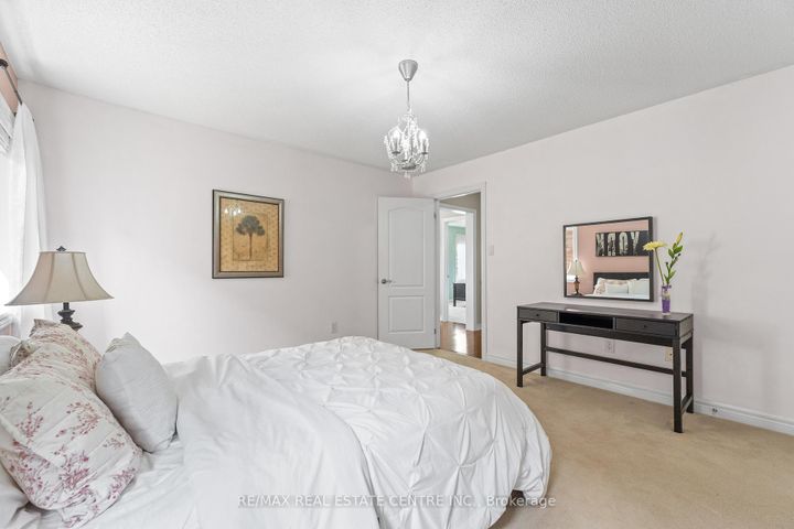 Photo 33 at 4 Junetown Circle, Credit Valley, Brampton