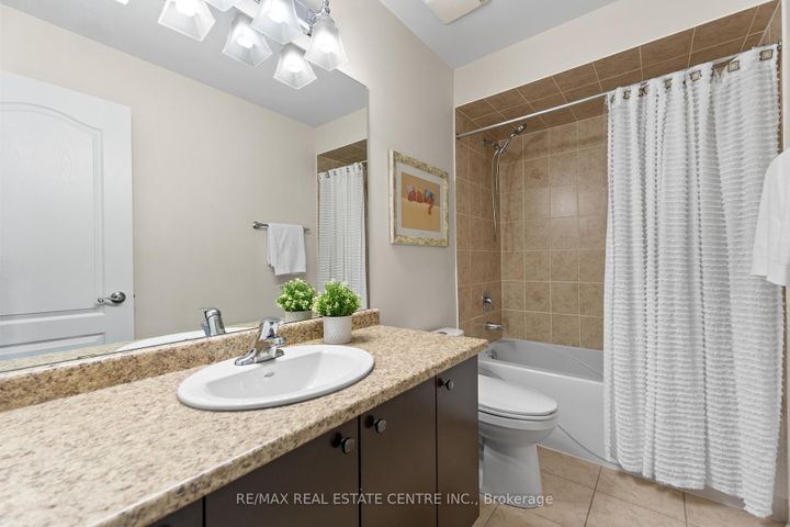 Photo 34 at 4 Junetown Circle, Credit Valley, Brampton