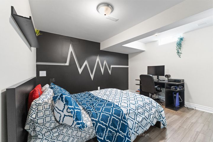 Photo 40 at 4 Junetown Circle, Credit Valley, Brampton