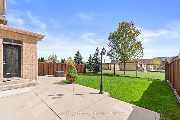 Photo 42 at 4 Junetown Circle, Credit Valley, Brampton