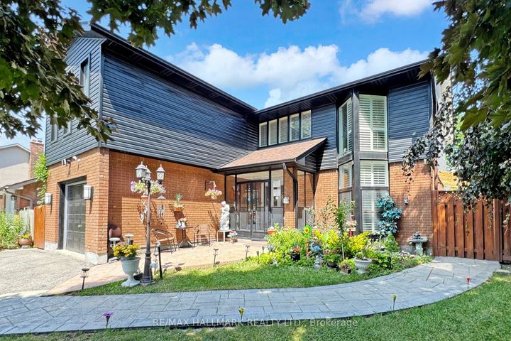 Photo 2 at 33 Parkside Drive, Brampton South, Brampton