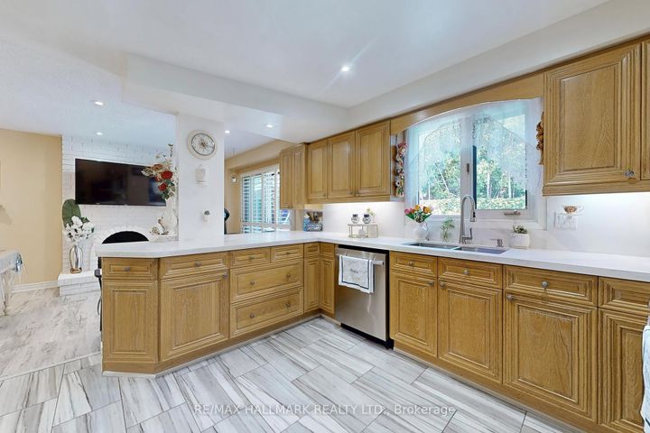Photo 8 at 33 Parkside Drive, Brampton South, Brampton