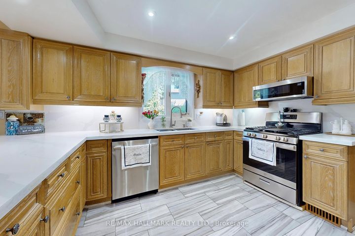 Photo 9 at 33 Parkside Drive, Brampton South, Brampton