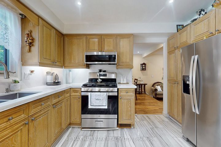 Photo 10 at 33 Parkside Drive, Brampton South, Brampton