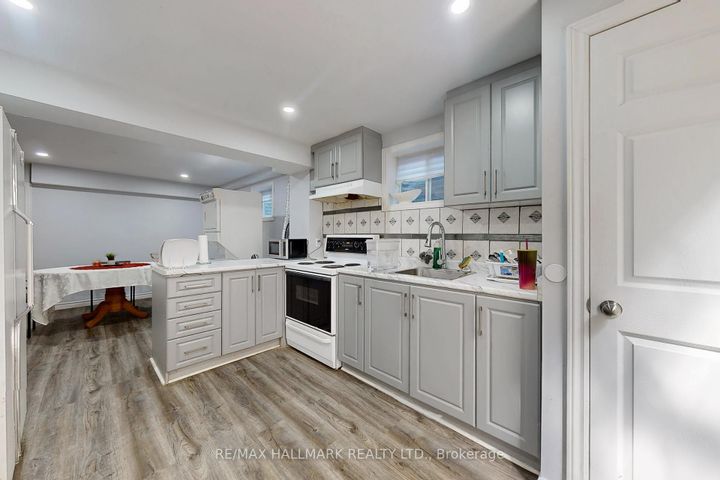 Photo 33 at 33 Parkside Drive, Brampton South, Brampton