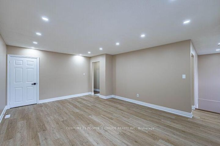 Photo 7 at 453 Ginger Downs, Mississauga Valleys, Mississauga
