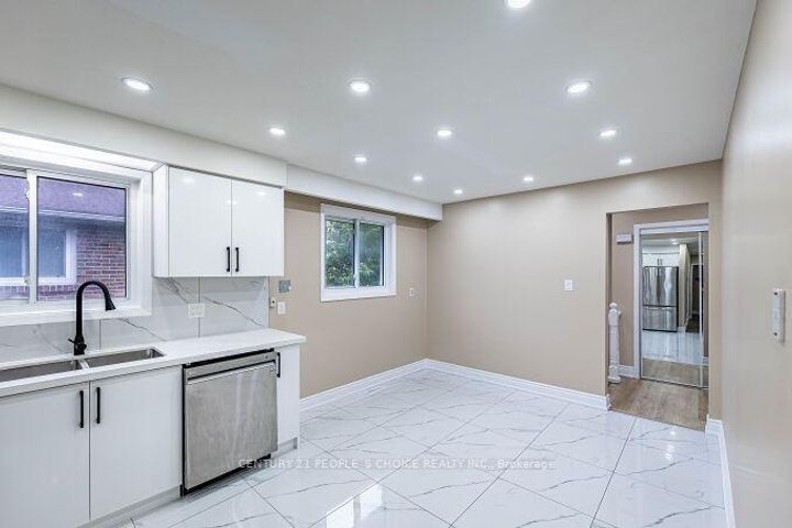 Photo 13 at 453 Ginger Downs, Mississauga Valleys, Mississauga