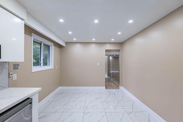 Photo 14 at 453 Ginger Downs, Mississauga Valleys, Mississauga