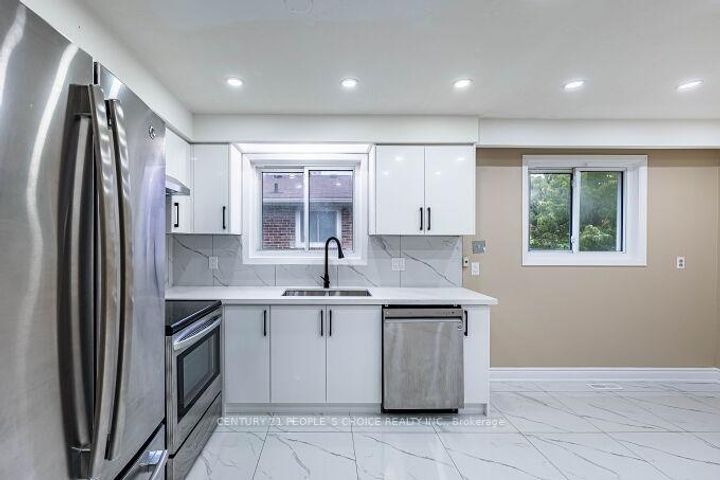 Photo 17 at 453 Ginger Downs, Mississauga Valleys, Mississauga