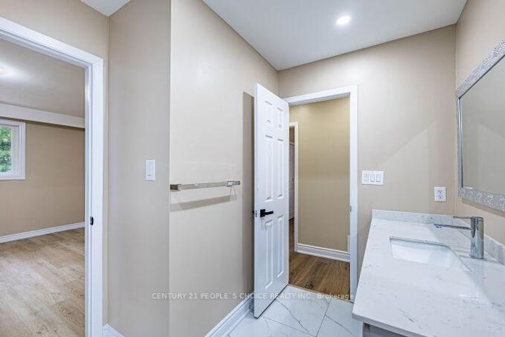 Photo 25 at 453 Ginger Downs, Mississauga Valleys, Mississauga