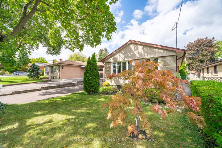 Photo 3 at 4 Lethbridge Avenue, The Westway, Toronto