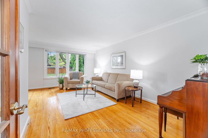 Photo 5 at 4 Lethbridge Avenue, The Westway, Toronto