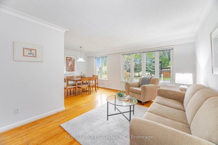 Photo 6 at 4 Lethbridge Avenue, The Westway, Toronto