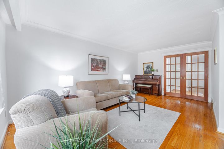 Photo 7 at 4 Lethbridge Avenue, The Westway, Toronto