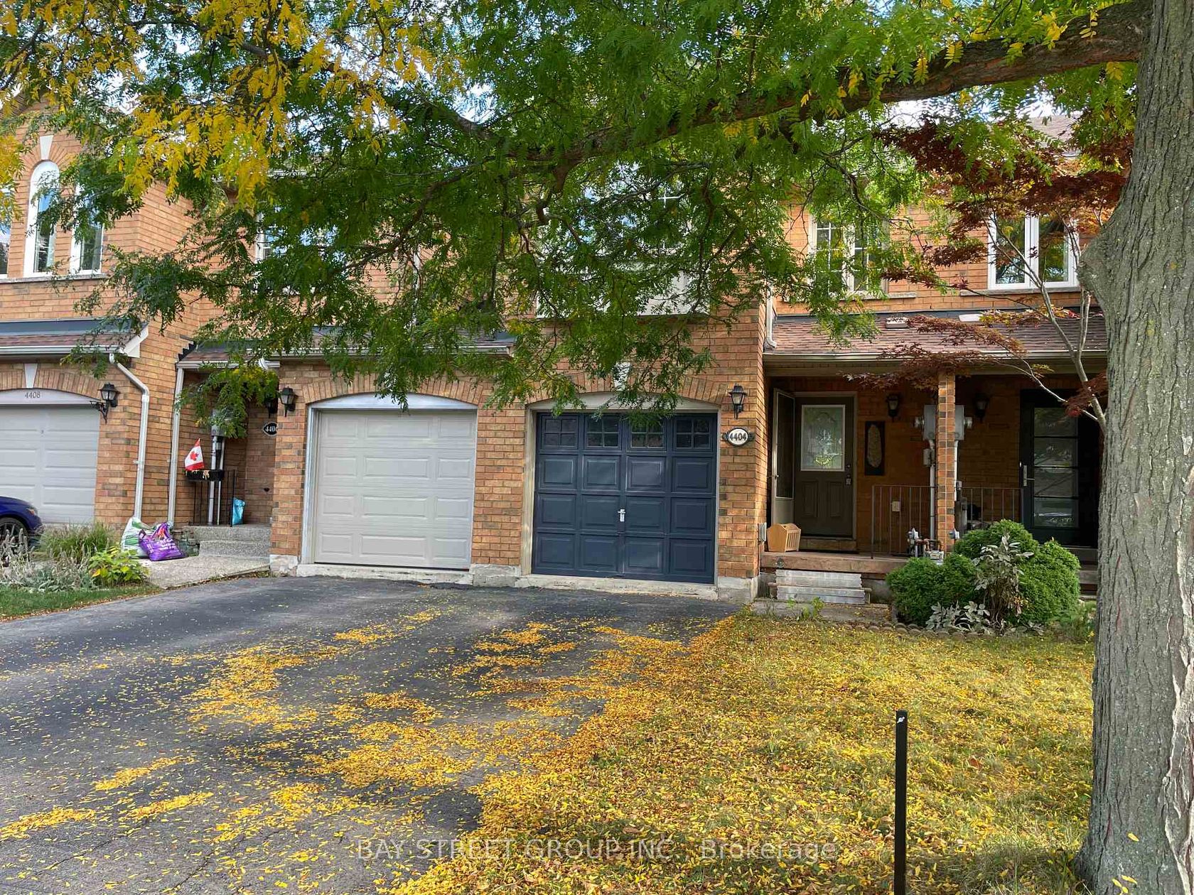 4404 Vallence Drive, Shoreacres, Burlington by Loree Meneguzzi Real Estate 4404 Vallence Drive, Shoreacres, Burlington