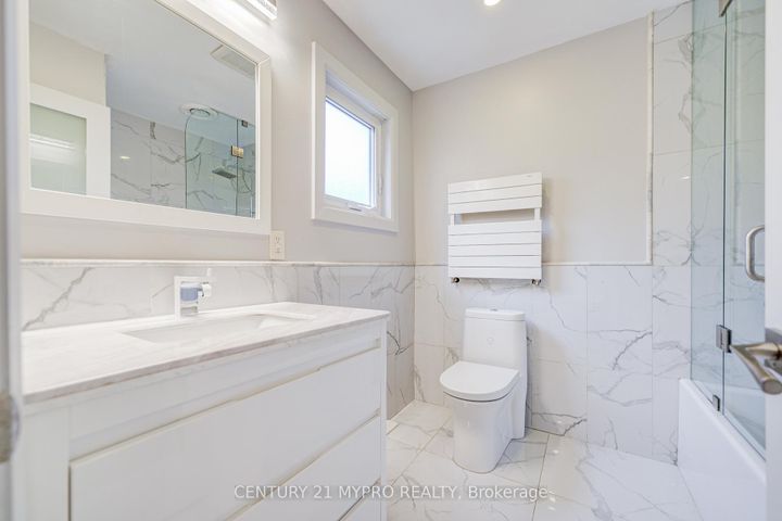 Photo 25 at 11 Sundown Court, Lakeview Estates, Vaughan