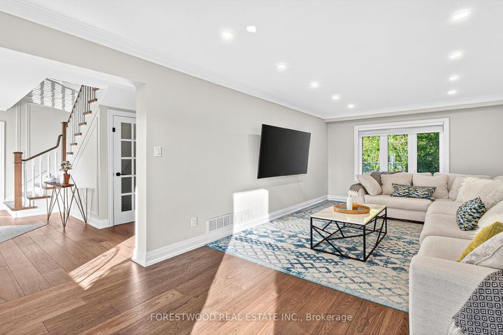 Photo 5 at 4295 Garnetwood Chase, Rathwood, Mississauga