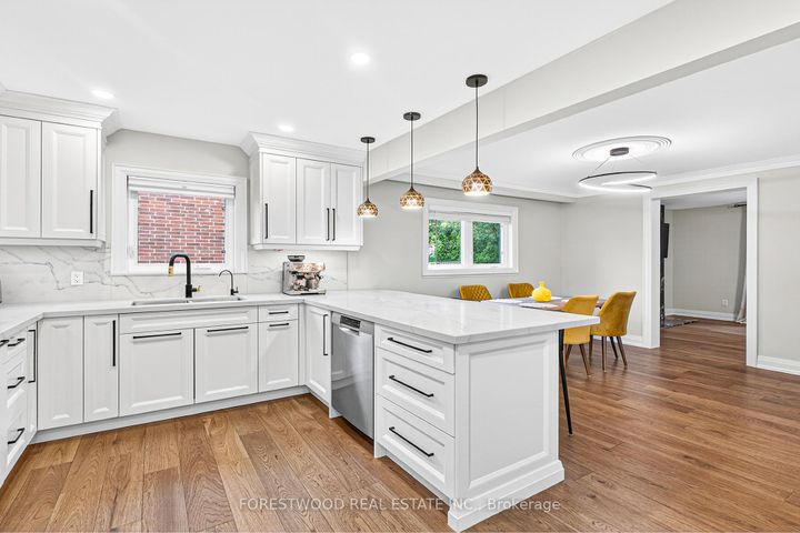 Photo 9 at 4295 Garnetwood Chase, Rathwood, Mississauga